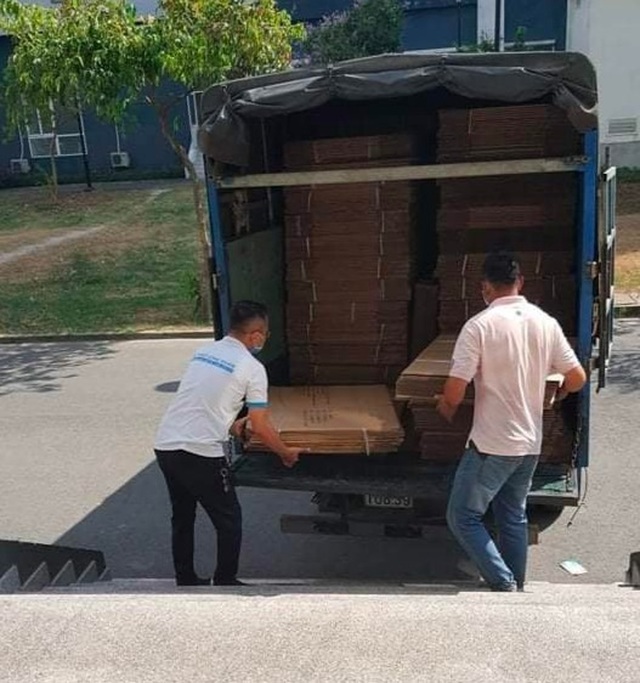Hàng trăm giảng viên, sinh viên dốc sức thu dọn ký túc xá làm khu cách ly - 3 Hàng trăm giảng viên, sinh viên dốc sức thu dọn ký túc xá làm khu cách ly - 3