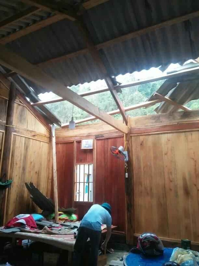 Mưa đá, lốc xoáy khiến hàng chục ngôi nhà hư hỏng - 4 Mưa đá, lốc xoáy khiến hàng chục ngôi nhà hư hỏng - 4