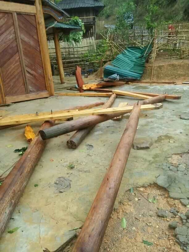 Mưa đá, lốc xoáy khiến hàng chục ngôi nhà hư hỏng - 7 Mưa đá, lốc xoáy khiến hàng chục ngôi nhà hư hỏng - 7