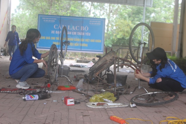 Hà Tĩnh: Biến phế liệu thành xe đạp tặng học sinh nghèo - 4