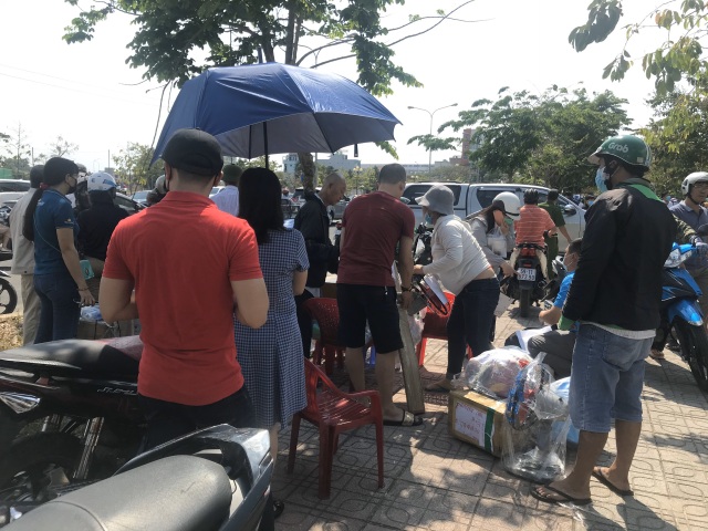 Nghẹt thở cảnh tiếp tế đồ cho người thân trong khu cách ly - 9 Nghẹt thở cảnh tiếp tế đồ cho người thân trong khu cách ly - 9