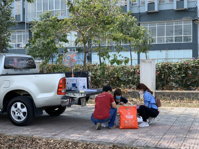 Nghẹt thở cảnh tiếp tế đồ cho người thân trong khu cách ly - 10 Nghẹt thở cảnh tiếp tế đồ cho người thân trong khu cách ly - 10