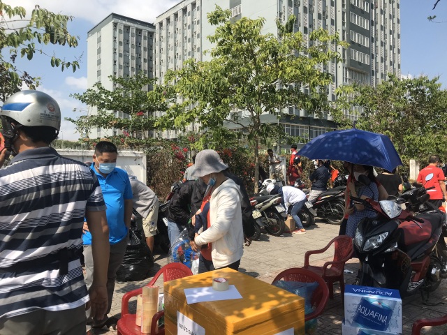 Nghẹt thở cảnh tiếp tế đồ cho người thân trong khu cách ly - 3 Nghẹt thở cảnh tiếp tế đồ cho người thân trong khu cách ly - 3