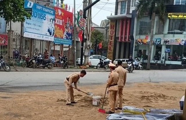 CSGT xúc cát ngăn dầu loang trên quốc lộ - 3 CSGT xúc cát ngăn dầu loang trên quốc lộ - 3
