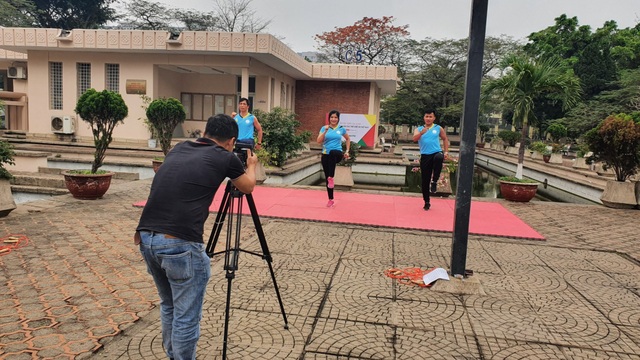 Học thể dục trực tuyến: Giảng viên “nai lưng” làm video bài giảng - 4 Học thể dục trực tuyến: Giảng viên “nai lưng” làm video bài giảng - 4