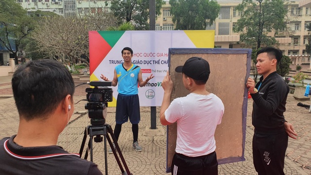 Học thể dục trực tuyến: Giảng viên “nai lưng” làm video bài giảng - 3 Học thể dục trực tuyến: Giảng viên “nai lưng” làm video bài giảng - 3
