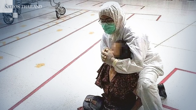 Bị bắt vì khạc nhổ nơi công cộng, du khách nhổ nước bọt vào cảnh sát - 1 Bị bắt vì khạc nhổ nơi công cộng, du khách nhổ nước bọt vào cảnh sát - 1