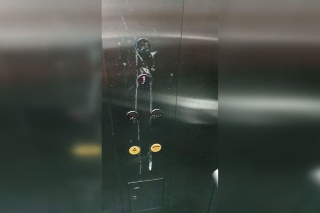 Bị bắt vì khạc nhổ nơi công cộng, du khách nhổ nước bọt vào cảnh sát - 2 Bị bắt vì khạc nhổ nơi công cộng, du khách nhổ nước bọt vào cảnh sát - 2