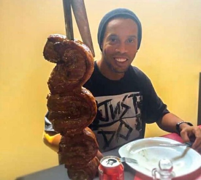 Ronaldinho tổ chức sinh nhật lần thứ 40 tại nhà tù - 1 Ronaldinho tổ chức sinh nhật lần thứ 40 tại nhà tù - 1