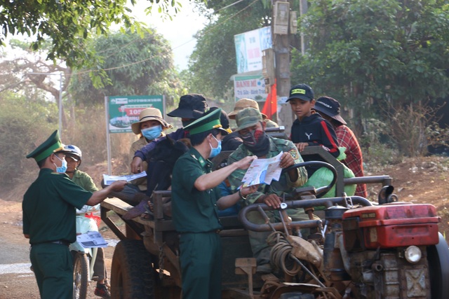 Dịch tài liệu sang tiếng M’Nông giúp bà con hiểu rõ dịch Covid-19 - 1 Dịch tài liệu sang tiếng M’Nông giúp bà con hiểu rõ dịch Covid-19 - 1
