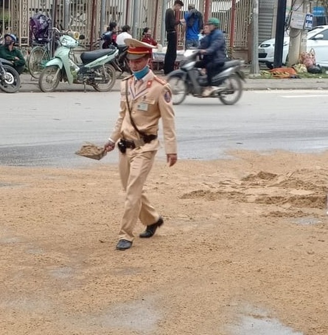 CSGT xúc cát ngăn dầu loang trên quốc lộ - 2 CSGT xúc cát ngăn dầu loang trên quốc lộ - 2