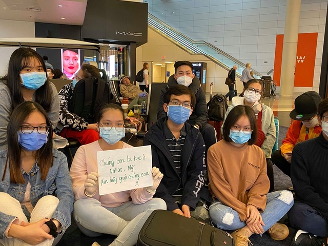 Gần 40 du học sinh Việt Nam hồi hương bị kẹt ở sân bay Mỹ - 2