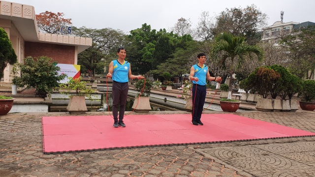 Học thể dục trực tuyến: Giảng viên “nai lưng” làm video bài giảng - 8 Học thể dục trực tuyến: Giảng viên “nai lưng” làm video bài giảng - 8