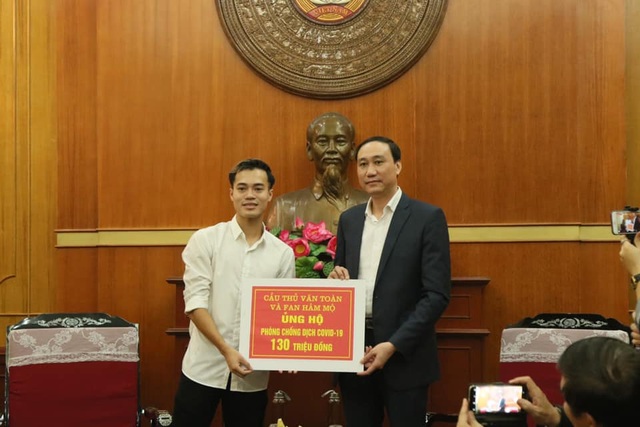 Văn Toàn và fan ủng hộ hơn 150 triệu đồng chống dịch Covid-19 - 1 Văn Toàn và fan ủng hộ hơn 150 triệu đồng chống dịch Covid-19 - 1