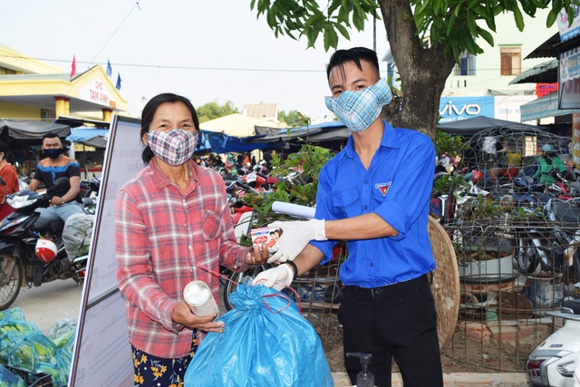 Đổi rác thải nhựa lấy sản phẩm phòng chống, dịch Covid-19 - 1 Đổi rác thải nhựa lấy sản phẩm phòng chống, dịch Covid-19 - 1
