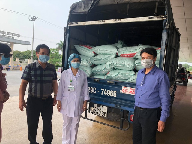 ĐH Thương Mại tặng 5 tấn gạo và 100 triệu đồng tới Bệnh viện Nhiệt đới TƯ 2 - 1 ĐH Thương Mại tặng 5 tấn gạo và 100 triệu đồng tới Bệnh viện Nhiệt đới TƯ 2 - 1