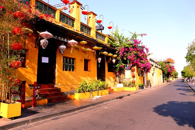 Hoa giấy rực rỡ phố cổ Hội An giữa mùa dịch Covid-19 - 12 Hoa giấy rực rỡ phố cổ Hội An giữa mùa dịch Covid-19 - 12