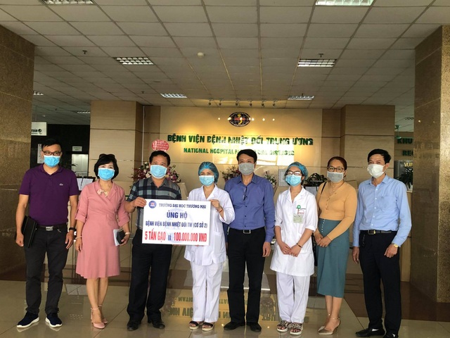ĐH Thương Mại tặng 5 tấn gạo và 100 triệu đồng tới Bệnh viện Nhiệt đới TƯ 2 - 2 ĐH Thương Mại tặng 5 tấn gạo và 100 triệu đồng tới Bệnh viện Nhiệt đới TƯ 2 - 2