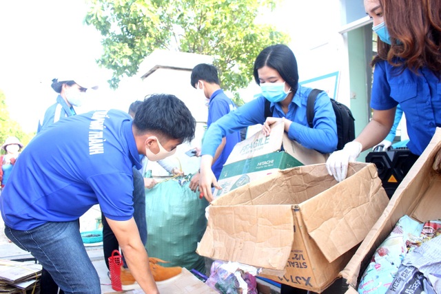Đổi rác thải nhựa lấy sản phẩm phòng chống, dịch Covid-19 - 4 Đổi rác thải nhựa lấy sản phẩm phòng chống, dịch Covid-19 - 4