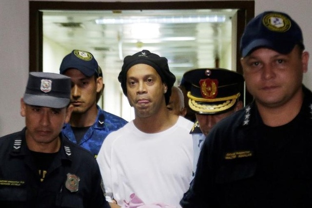 Ronaldinho đối diện với 10 năm tù tại Paraguay - 1 Ronaldinho đối diện với 10 năm tù tại Paraguay - 1