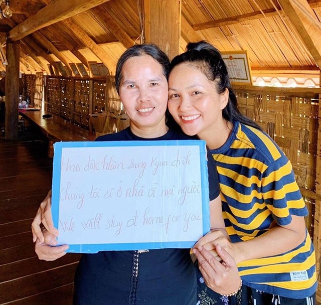 Hoa hậu H’Hen Niê, Khánh Vân kêu gọi mọi người hạn chế ra đường mùa dịch - 3 Hoa hậu H’Hen Niê, Khánh Vân kêu gọi mọi người hạn chế ra đường mùa dịch - 3