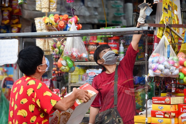 Hàng loạt người dân dựng tường nilon ngăn Covid-19 - 8