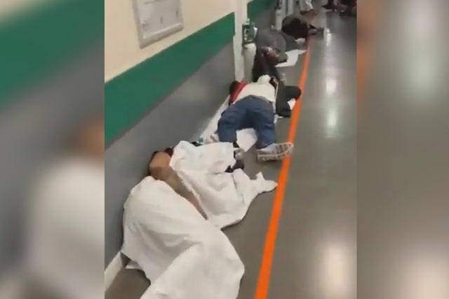 Bệnh nhân nằm la liệt dọc hành lang bệnh viện Tây Ban Nha - 1