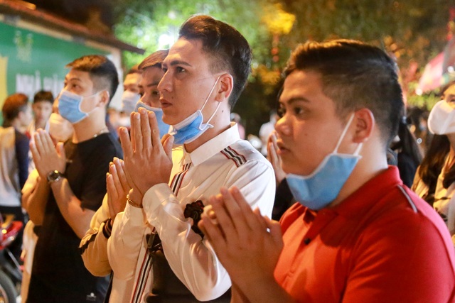 Phủ Tây Hồ đóng cửa, hàng trăm người dân vẫn chen nhau đi lễ - 12 Phủ Tây Hồ đóng cửa, hàng trăm người dân vẫn chen nhau đi lễ - 12