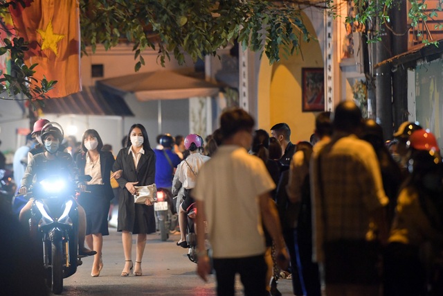 Phủ Tây Hồ đóng cửa, hàng trăm người dân vẫn chen nhau đi lễ - 6 Phủ Tây Hồ đóng cửa, hàng trăm người dân vẫn chen nhau đi lễ - 6