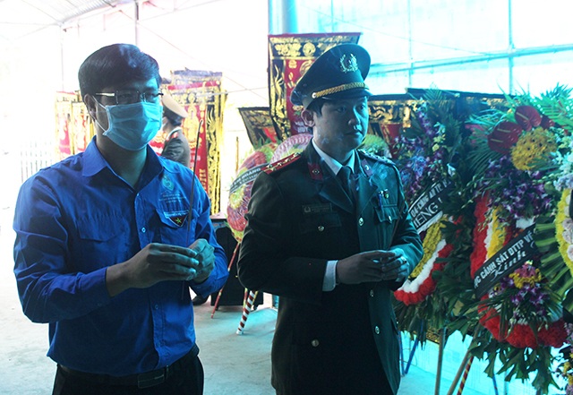 Trao Huy hiệu Tuổi trẻ dũng cảm tới Đại úy công an hi sinh khi bắt tội phạm - 2 Trao Huy hiệu Tuổi trẻ dũng cảm tới Đại úy công an hi sinh khi bắt tội phạm - 2