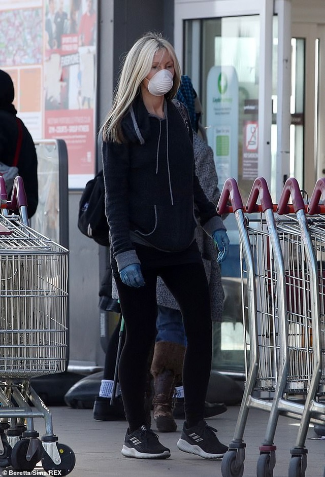 Người mẫu Caprice Bourret đeo khẩu trang, găng tay đi siêu thị - 1 Người mẫu Caprice Bourret đeo khẩu trang, găng tay đi siêu thị - 1