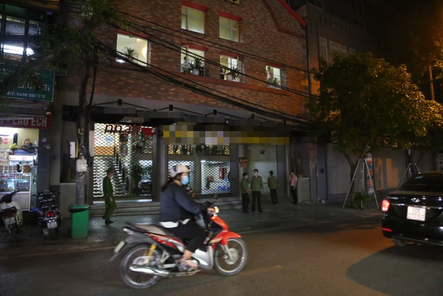 Bất chấp “lệnh cấm”, nhiều quán nhậu Hà Nội vẫn tấp nập đón khách - 11