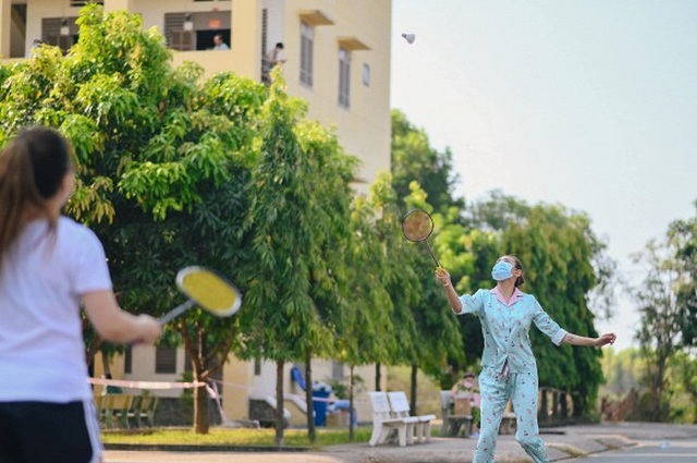 Siêu mẫu Võ Hoàng Yến hái rau lang “cải thiện” bữa ăn ở khu cách ly - 10 Siêu mẫu Võ Hoàng Yến hái rau lang “cải thiện” bữa ăn ở khu cách ly - 10