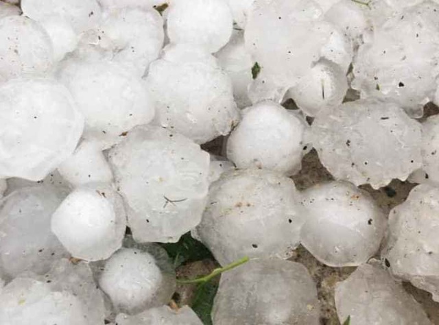 Mưa đá lớn chọc thủng nhiều mái nhà dân - 11 Mưa đá lớn chọc thủng nhiều mái nhà dân - 11