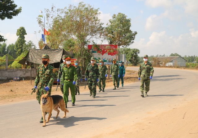 Bộ đội Biên phòng “ăn bờ, ngủ bụi” chặn dòng người nhập cảnh trái phép - Ảnh minh hoạ 5