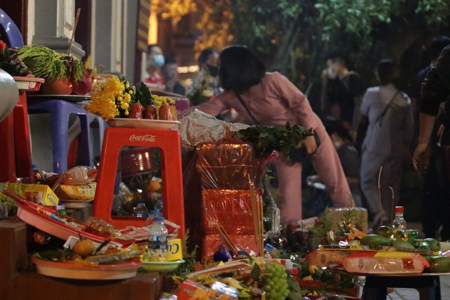 Phủ Tây Hồ đóng cửa, hàng trăm người dân vẫn chen nhau đi lễ - 3 Phủ Tây Hồ đóng cửa, hàng trăm người dân vẫn chen nhau đi lễ - 3