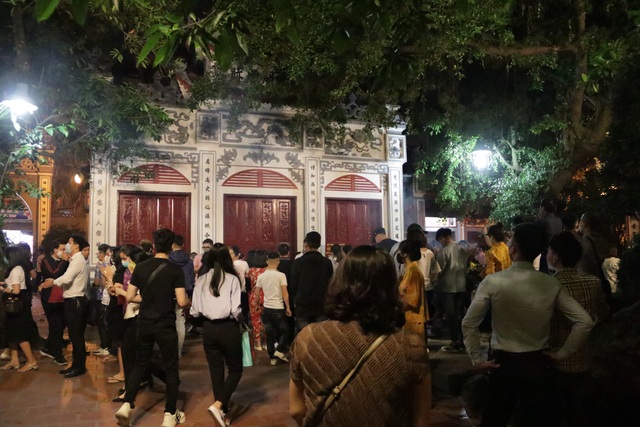 Phủ Tây Hồ đóng cửa, hàng trăm người dân vẫn chen nhau đi lễ - 1 Phủ Tây Hồ đóng cửa, hàng trăm người dân vẫn chen nhau đi lễ - 1