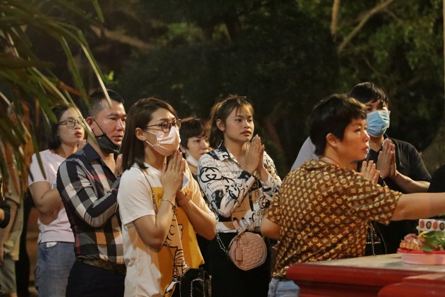 Phủ Tây Hồ đóng cửa, hàng trăm người dân vẫn chen nhau đi lễ - 2 Phủ Tây Hồ đóng cửa, hàng trăm người dân vẫn chen nhau đi lễ - 2