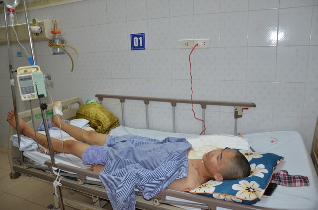 Thương chàng trai lớp 11 mồ côi cha bị điện cao thế phóng người bốc khói - 2 Thương chàng trai lớp 11 mồ côi cha bị điện cao thế phóng người bốc khói - 2