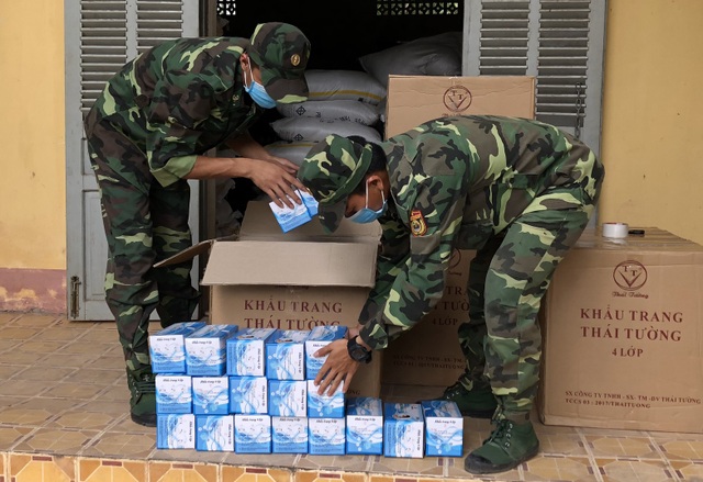 Bắt người nước ngoài buôn lậu khẩu trang y tế - 2 Bắt người nước ngoài buôn lậu khẩu trang y tế - 2
