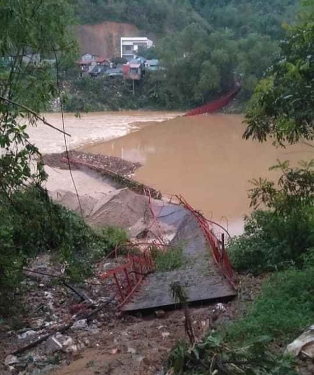 Sét đánh chết người, giông lốc quật đứt cầu treo - 1 Sét đánh chết người, giông lốc quật đứt cầu treo - 1