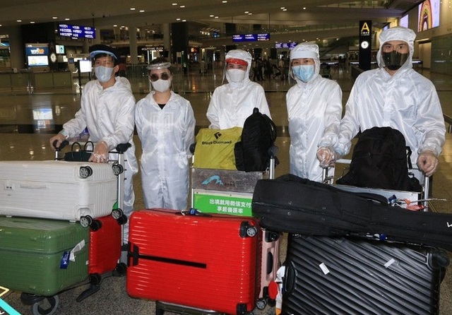 Thái Trác Nghiên, Chung Hân Đồng che kín người ở sân bay - 1 Thái Trác Nghiên, Chung Hân Đồng che kín người ở sân bay - 1