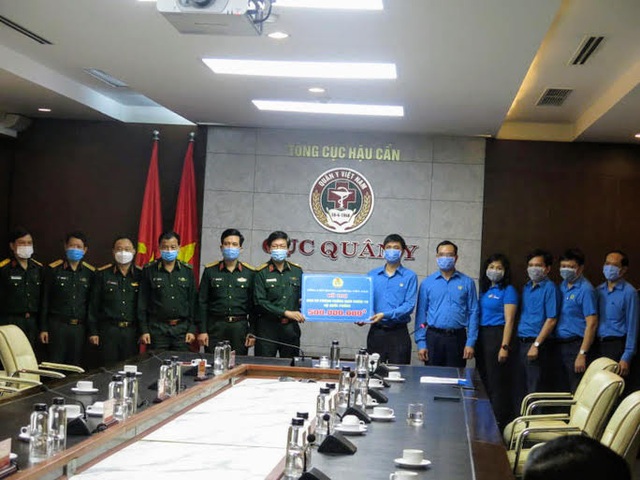 Trao tặng 2 tỷ đồng tới những người ở tuyến đầu chống dịch Covid-19 - 1 Trao tặng 2 tỷ đồng tới những người ở tuyến đầu chống dịch Covid-19 - 1