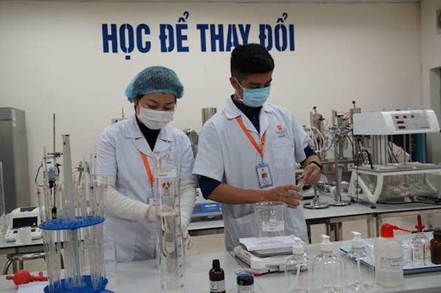 Một đại học chi 2 tỷ đồng pha chế gel rửa tay sát khuẩn tặng cộng đồng - 1 Một đại học chi 2 tỷ đồng pha chế gel rửa tay sát khuẩn tặng cộng đồng - 1