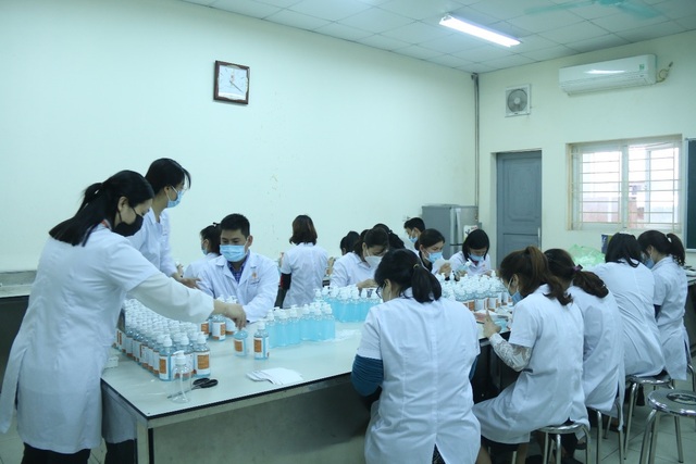 Một đại học chi 2 tỷ đồng pha chế gel rửa tay sát khuẩn tặng cộng đồng - 2 Một đại học chi 2 tỷ đồng pha chế gel rửa tay sát khuẩn tặng cộng đồng - 2