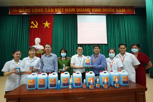 Một đại học chi 2 tỷ đồng pha chế gel rửa tay sát khuẩn tặng cộng đồng - 5 Một đại học chi 2 tỷ đồng pha chế gel rửa tay sát khuẩn tặng cộng đồng - 5