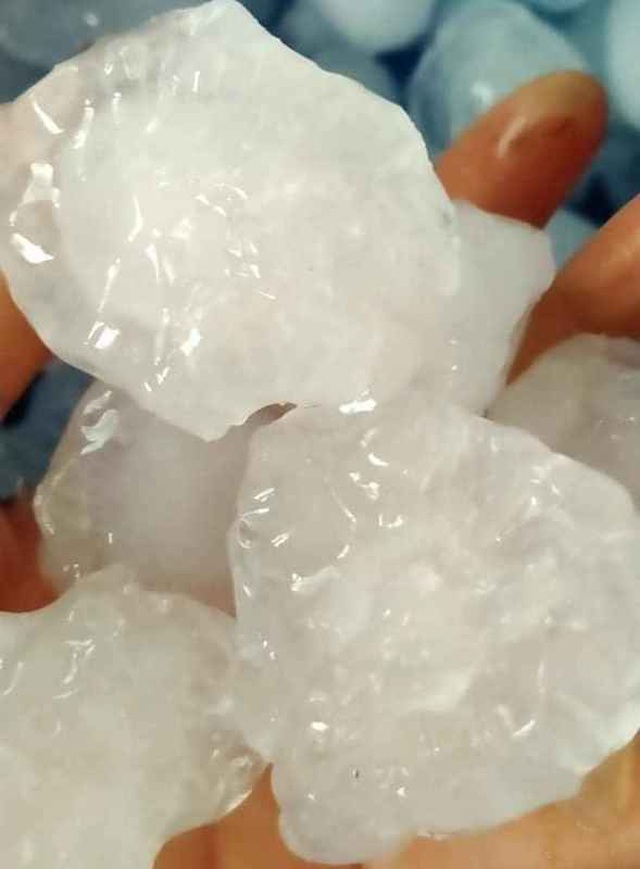 Mưa đá lớn chọc thủng nhiều mái nhà dân - 2 Mưa đá lớn chọc thủng nhiều mái nhà dân - 2