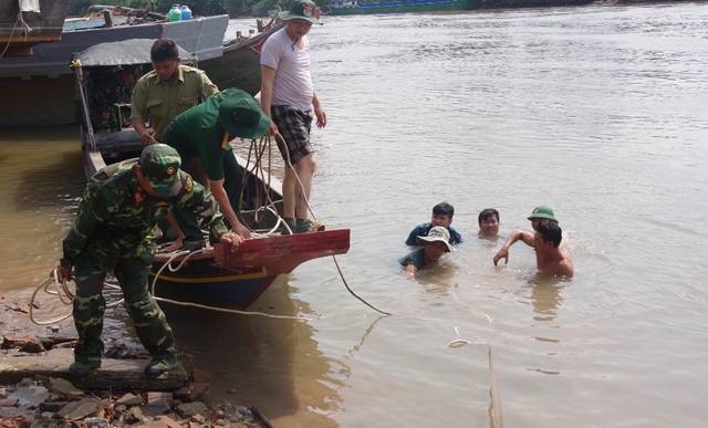 Công binh trục vớt quả thủy lôi nặng 450kg - 1 Công binh trục vớt quả thủy lôi nặng 450kg - 1