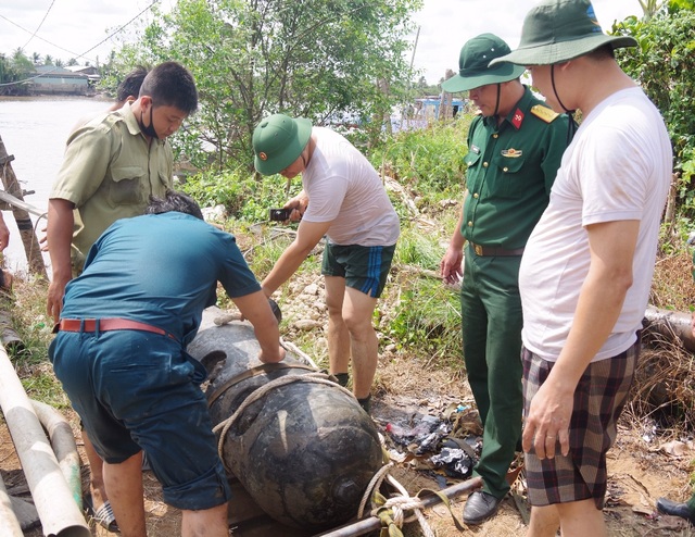 Công binh trục vớt quả thủy lôi nặng 450kg - 3 Công binh trục vớt quả thủy lôi nặng 450kg - 3