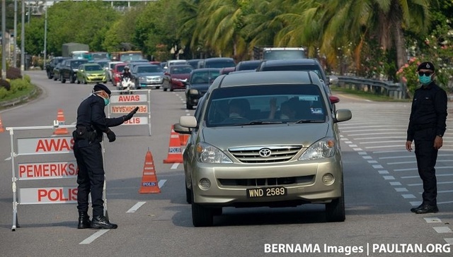 Malaysia yêu cầu một người một xe để ngăn chặn Covid-19 - 2